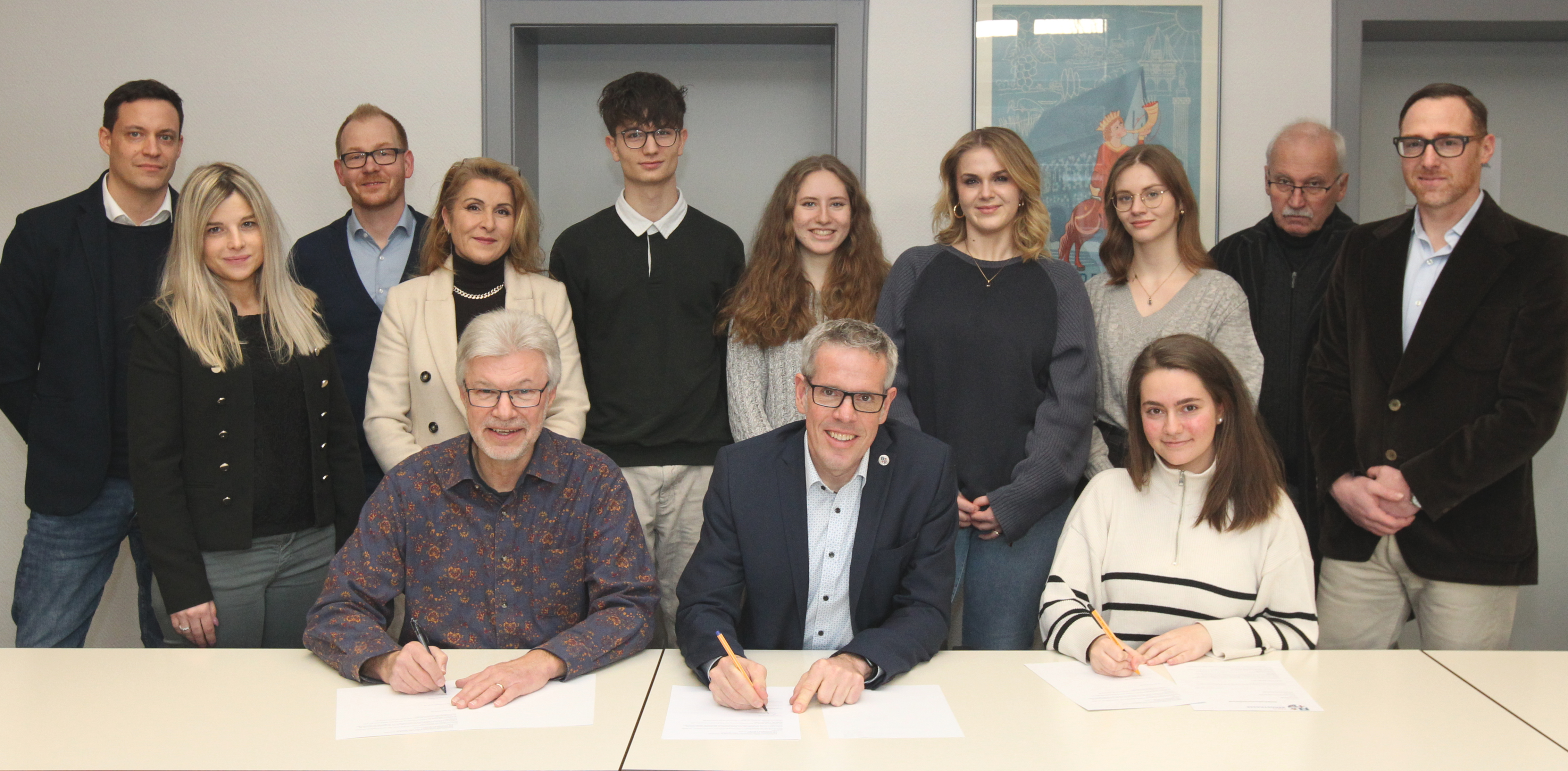 "Unterzeichnung der Kooperationsvereinbarung zum Medienbildungstag mit Landrat Christian Engelhardt, Kreisschüler*innensprecherin Aylin Erdogan und KEB-Vorsitzendem Thomas Sohler; Foto: Christin Rodriguez Marín"